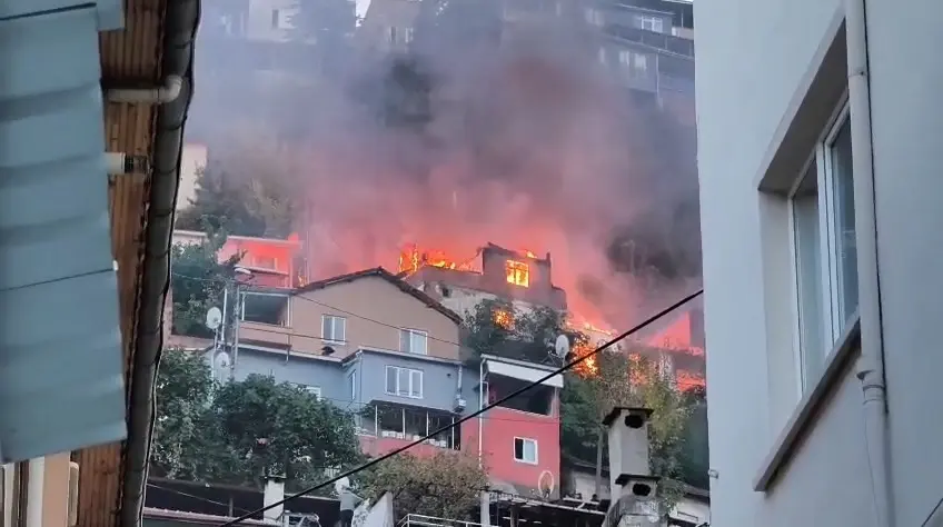 Bursa’nın Uludağ eteklerinde bulunan Mollafenari Mahallesi’nde 2 katlı evde çıkan