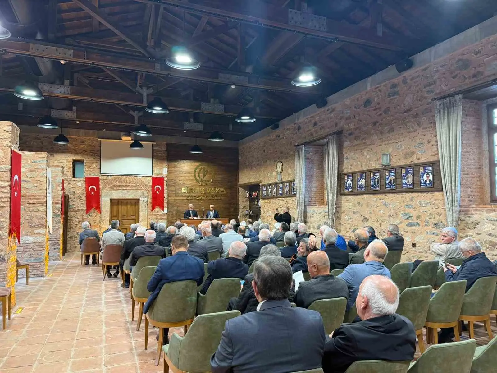 Uludağ Üniversitesi İlahiyat Fakültesi’nin 1985 yılı mezunları, mezuniyetlerinin 40. yılı