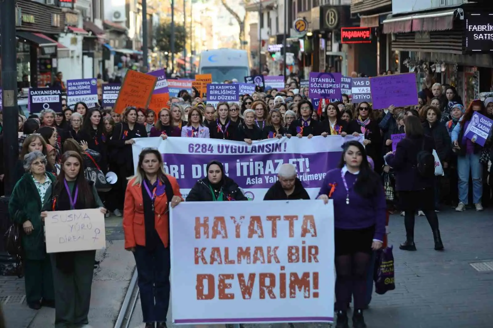 Bursa Büyükşehir Belediyesi ve Bursa Kent Konseyi öncülüğünde “25 Kasım