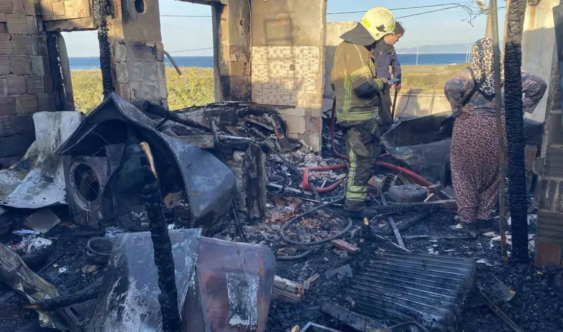Bursa’nın Mudanya ilçesinde çıkan yangında bir ev küle dönerken, yanındaki