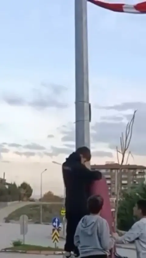 Bursa’da direkte rüzgâr nedeniyle katlanan Türk bayrağını fark eden üç