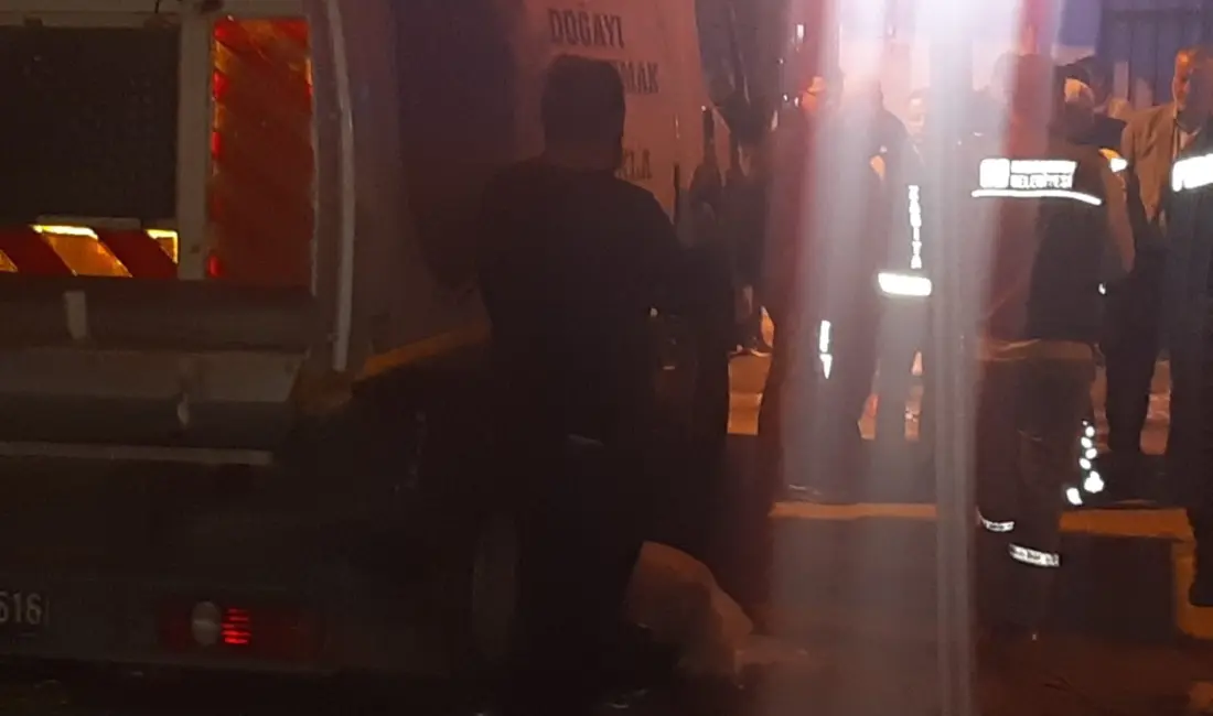 Bursa’nın Karacabey ilçesinde pazar yerinde geri manevra yapan çöp kamyonunun