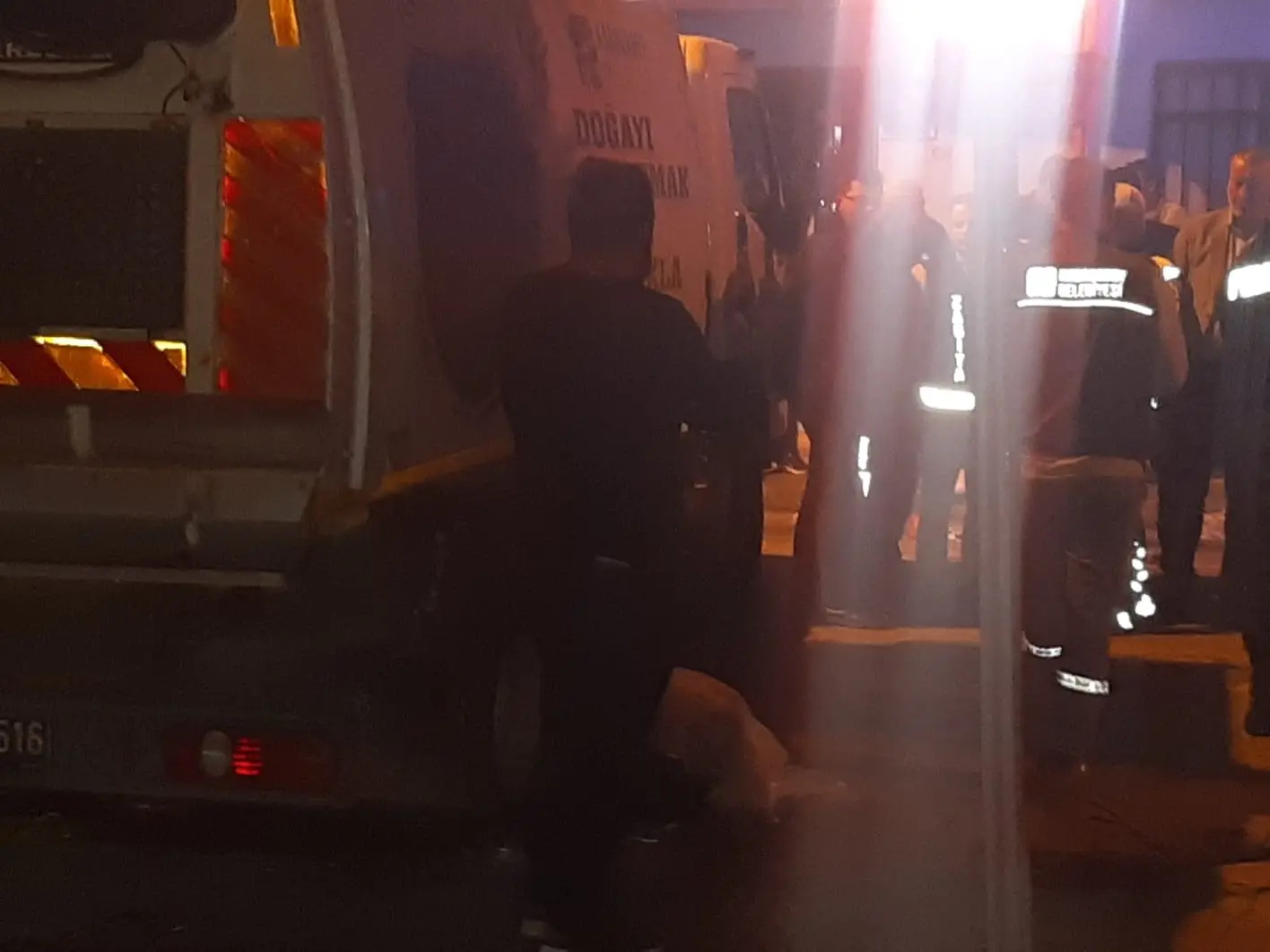 Bursa’nın Karacabey ilçesinde pazar yerinde geri manevra yapan çöp kamyonunun