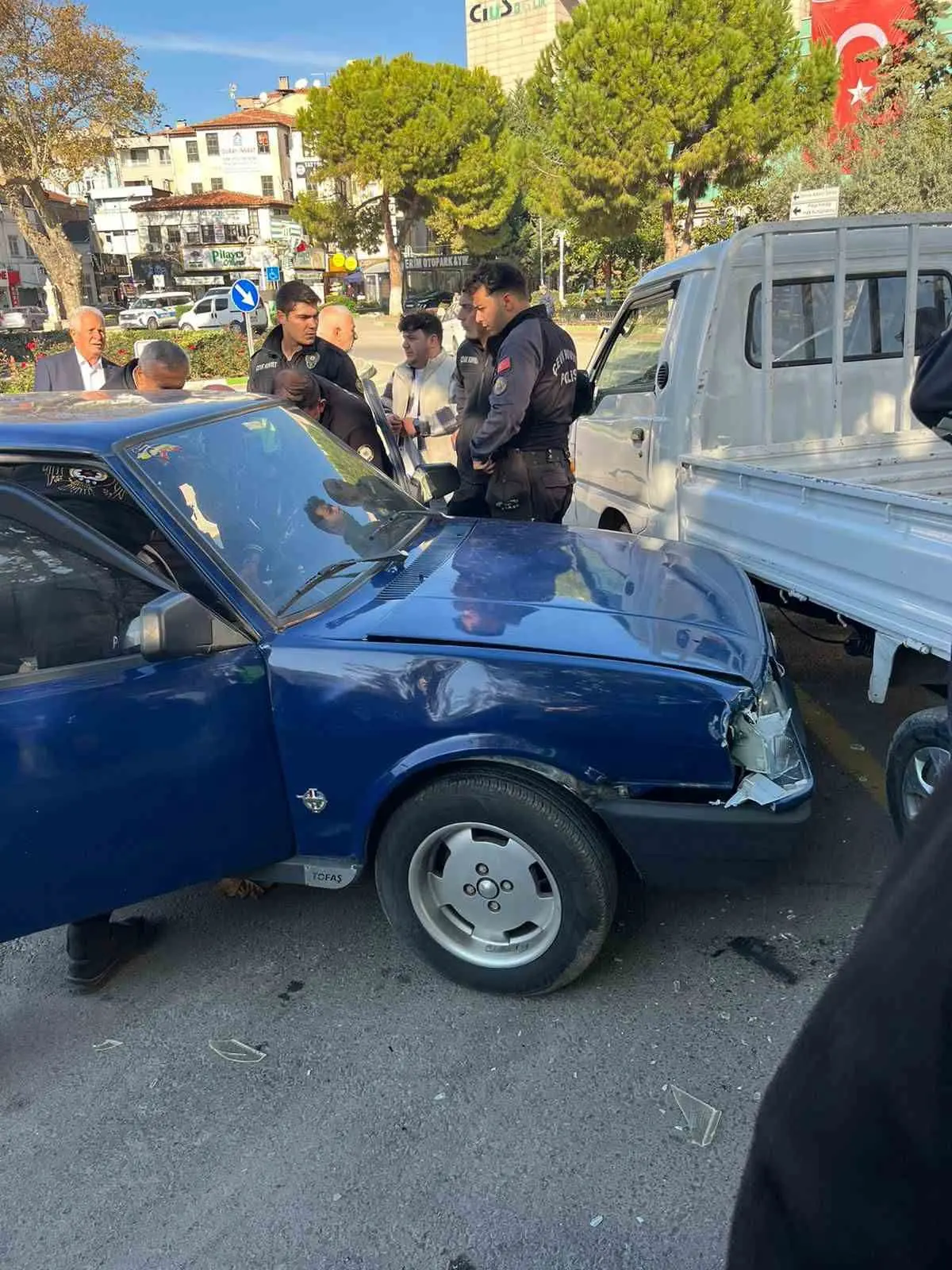 Bursa’da meydana gelen kazada otomobil sürücüsü kamyonete çarptı. Kaza, Gemlik