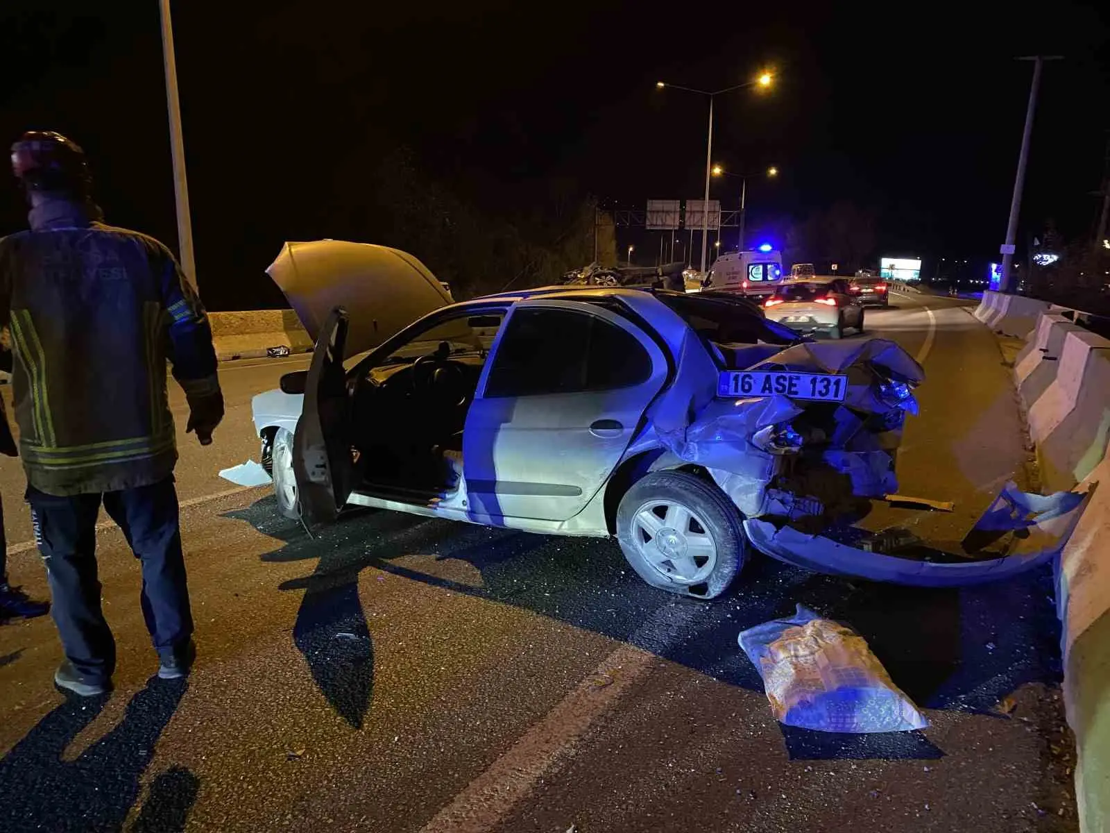 BURSA (İHA) Bursa’nın Mudanya ilçesinde gece saatlerinde meydana gelen trafik