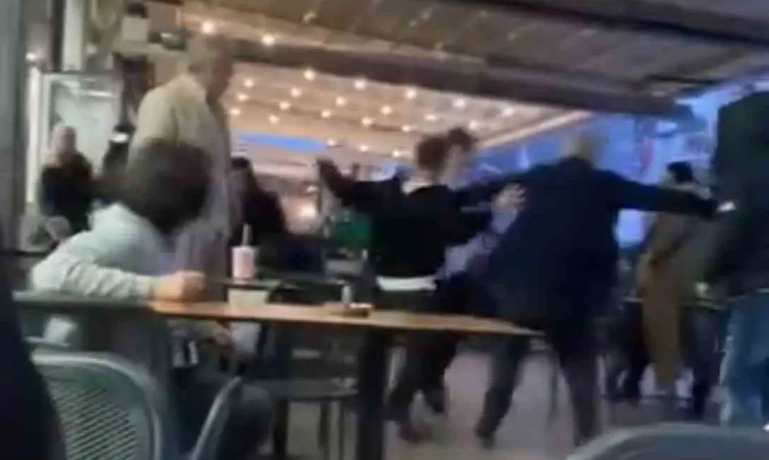 Bursa’da gençler arasında çıkan kavga, çevredeki bir vatandaşın cep telefonu