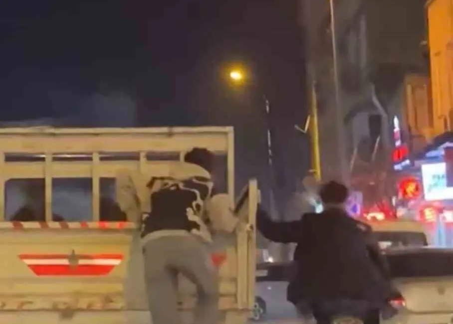 Bursa’nın İnegöl ilçesinde iki gencin trafikte yaptığı tehlikeli yolculuk amatör