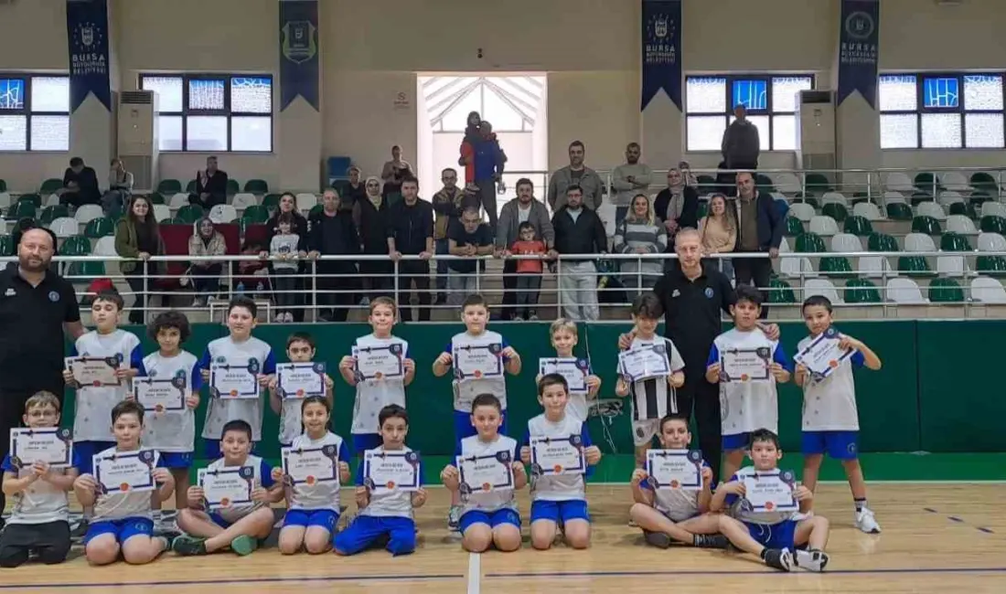 Bursa Büyükşehir Belediyesi’nin Kış Spor Okulları’nda ikinci dönemin ardından çocuklar