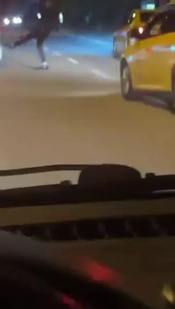 Bursa’da taksi sürücüleri, korsan taşımacılık yaptığı iddia edilen sürücüyü araya