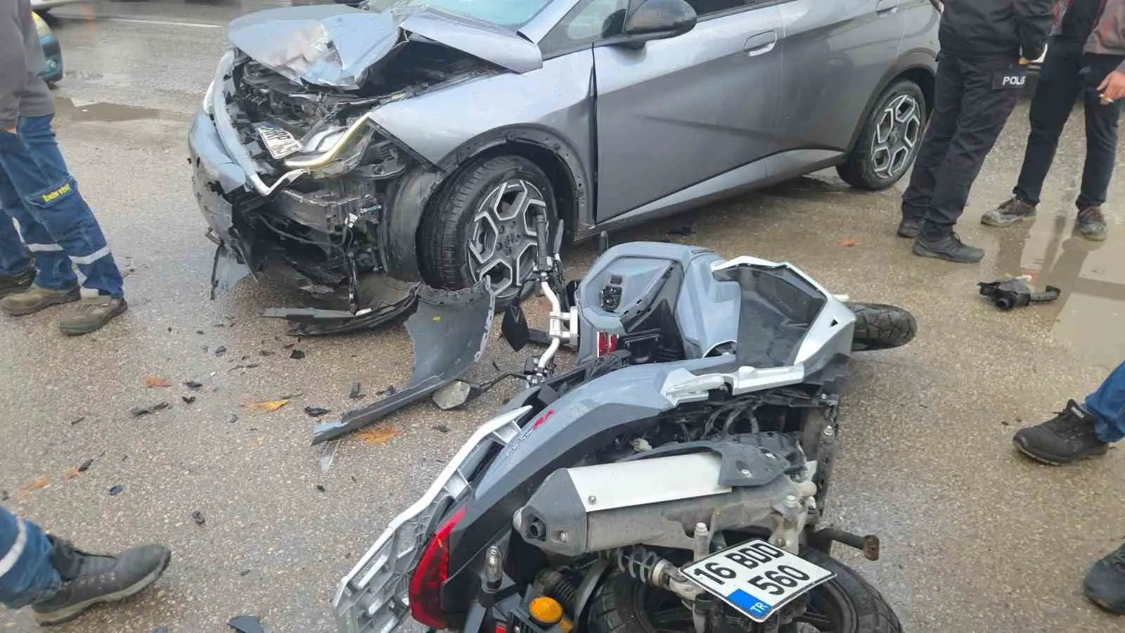 Bursa’nın Orhangazi ilçesinde Göl Yolu üzerinde meydana gelen trafik kazasında