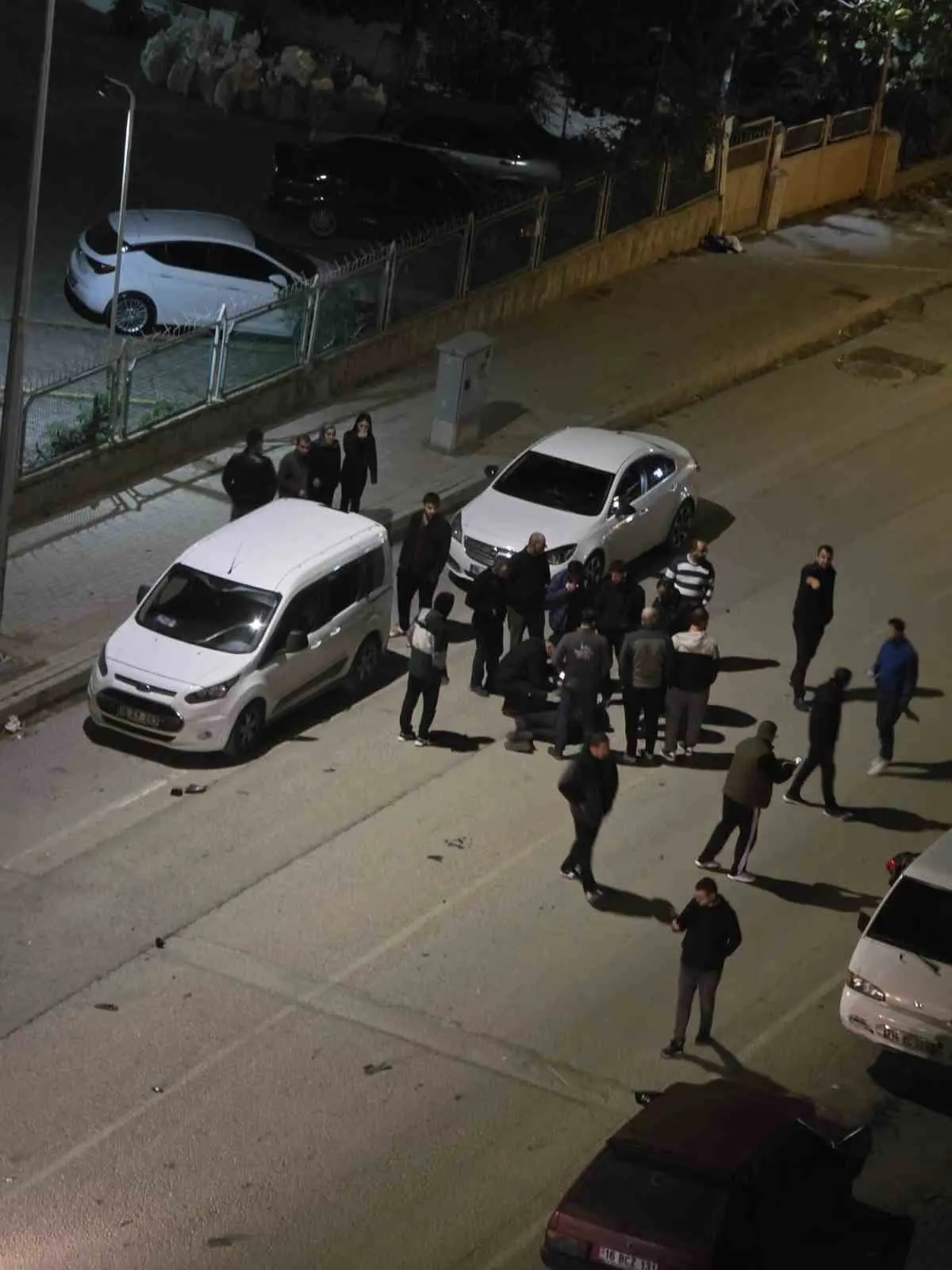 Bursa’nın İnegöl ilçesinde hafif ticari araç ile çarpışan motosiklet sürüklenerek