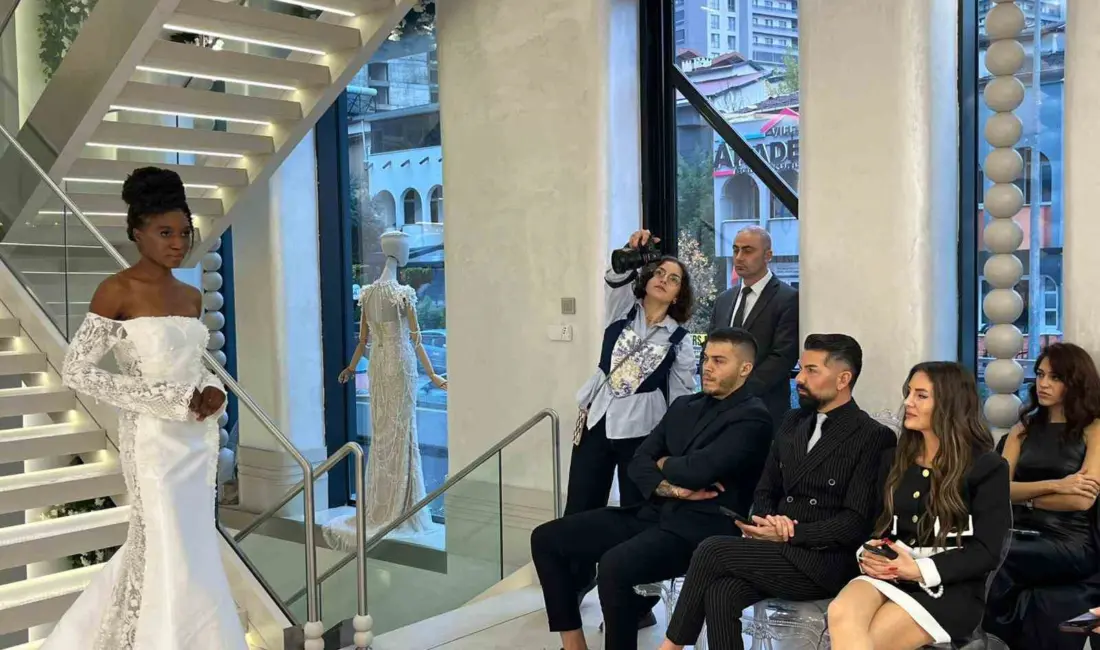 Bursa’da düzenlenen gelinlik defilesi, ünlü sanatçı Mehmet Çevik’in katılımıyla adeta