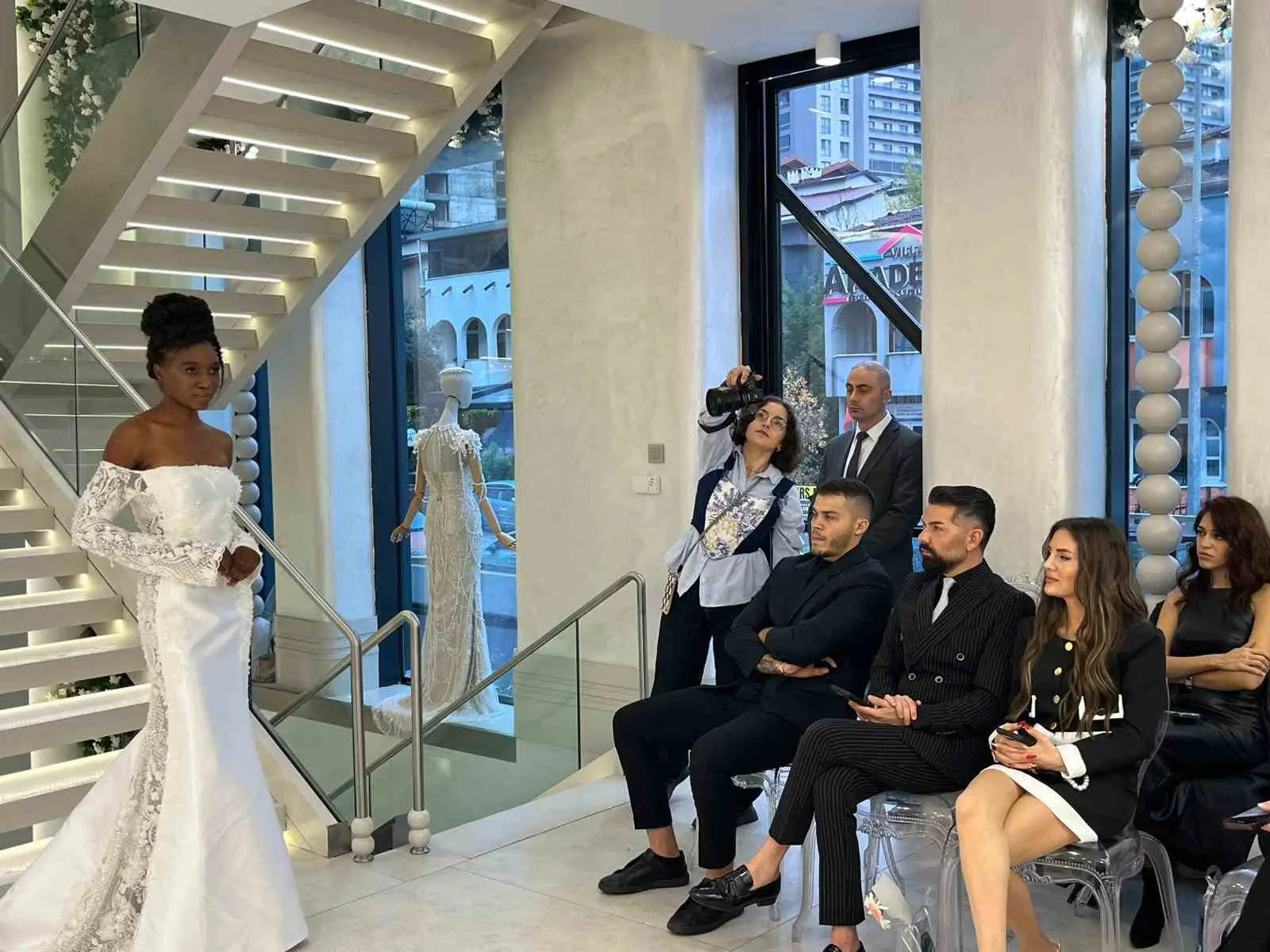 Bursa’da düzenlenen gelinlik defilesi, ünlü sanatçı Mehmet Çevik’in katılımıyla adeta