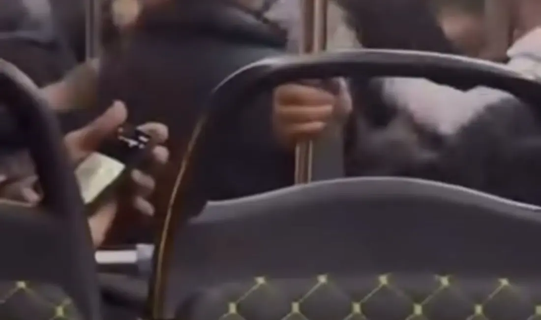 Bursa’da seyir halindeki belediye otobüsünde sözlü tartışma yaşayan vatandaşlar, tekme
