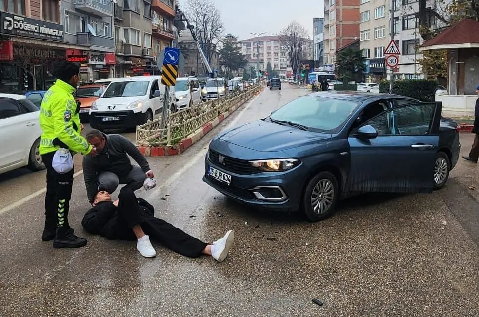 Bursa’nın İnegöl ilçesinde meydana gelen kazada otomobil ile çarpışan motosikletin