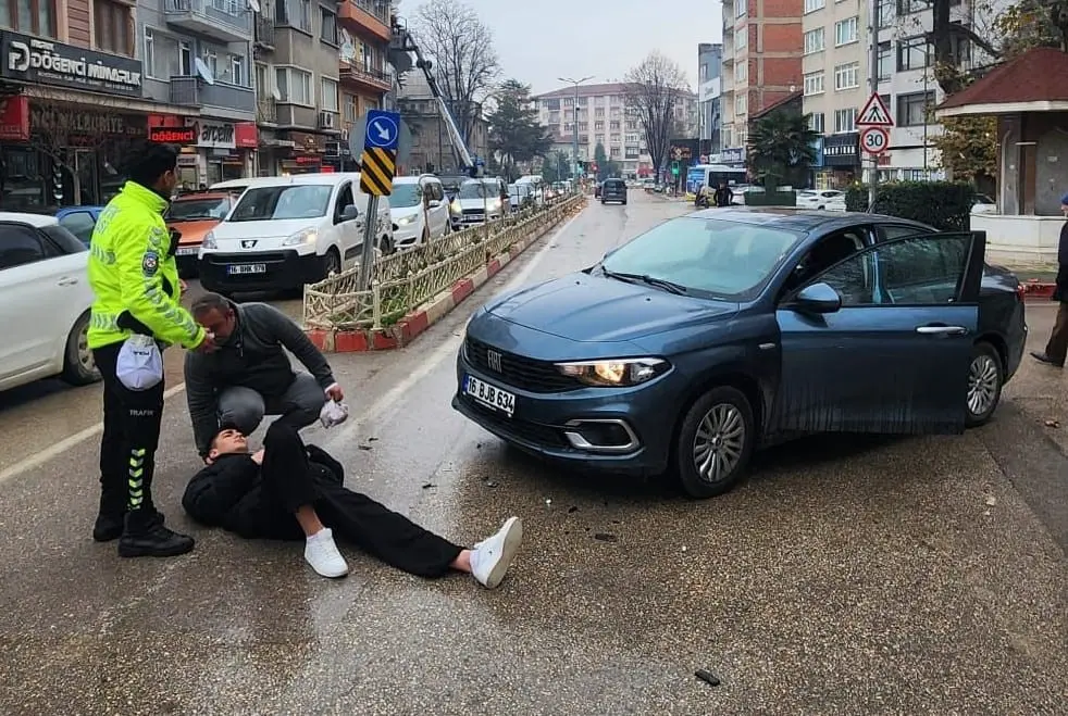 Bursa’nın İnegöl ilçesinde meydana gelen kazada otomobil ile çarpışan motosikletin