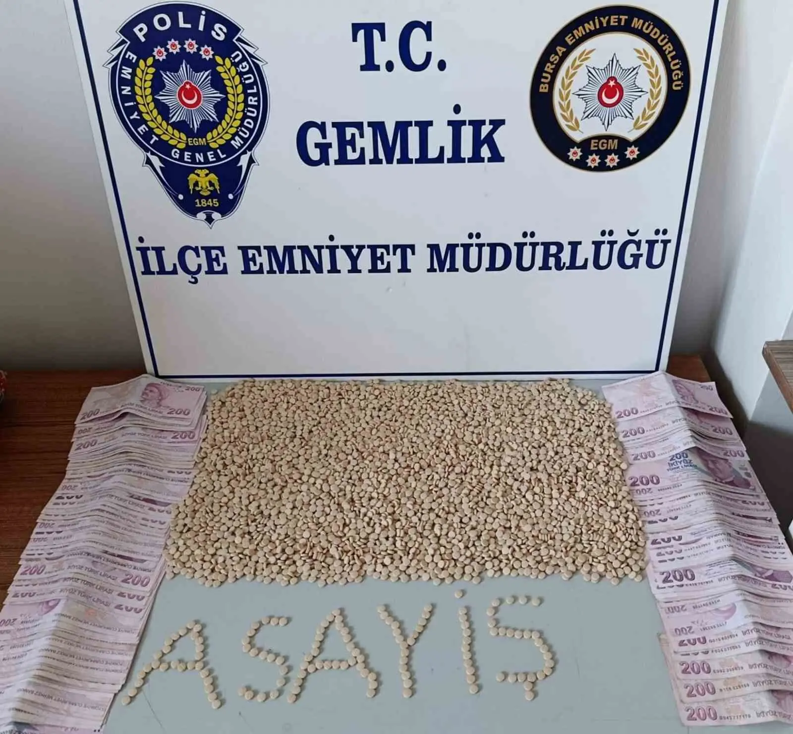 Bursa’nın Gemlik ilçesinde polis ekiplerinin şüphe üzerine durduğu araçta uyuşturucu