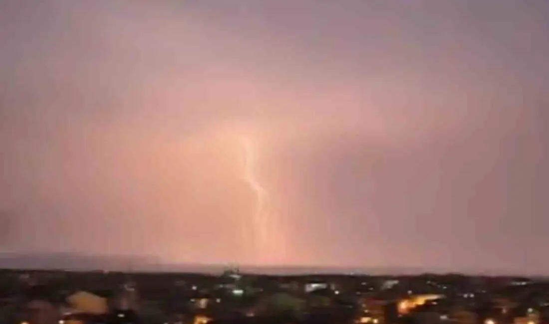 Bursa’nın Karacabey ilçesinde akşam saatlerinde art arda çakan şimşekler geceyi