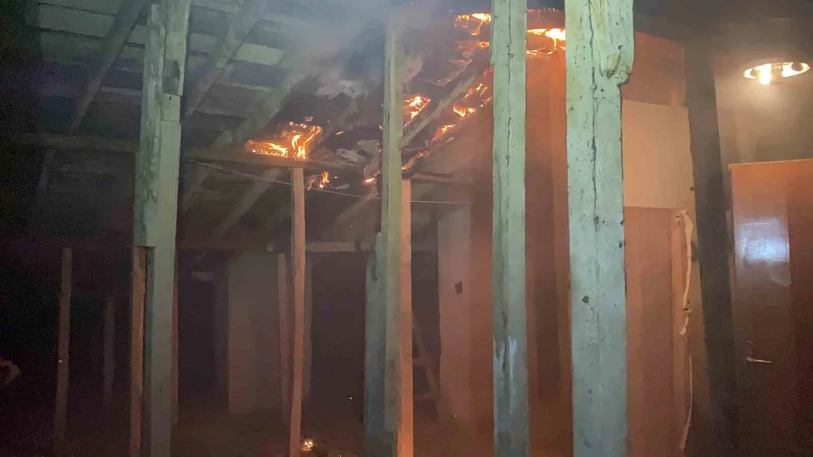 Bursa’nın Mudanya ilçesinde bir apartmanda yaşanan peş peşe yangınlar, mahalle