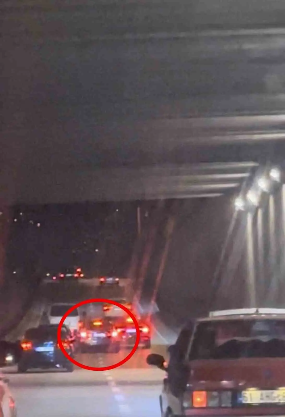 Bursa’da makas atan ve tehlikeli şekilde şerit değiştiren sürücüler kameraya