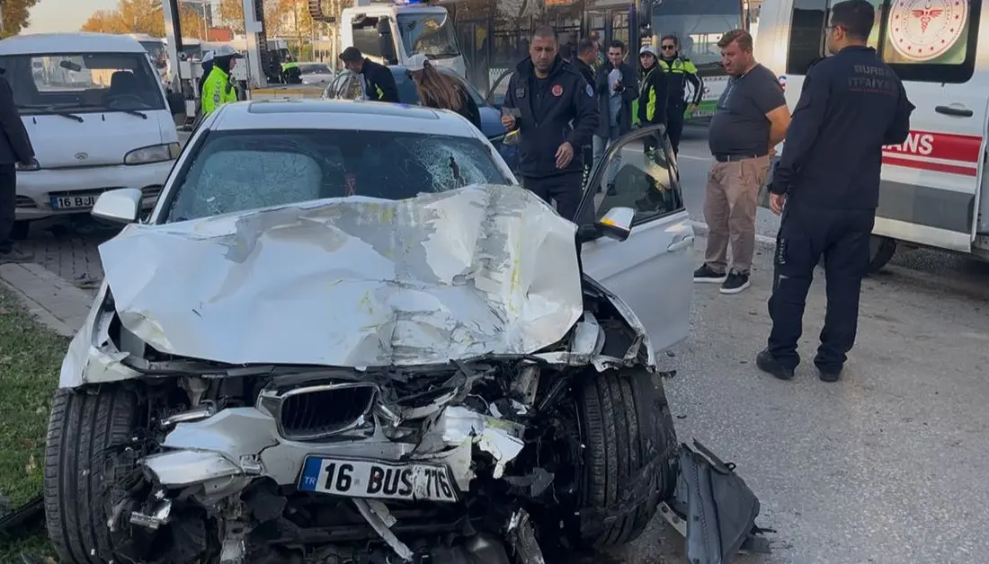 Bursa’da iddiaya göre yarış yapan iki otomobil kontrolden çıkarak önce