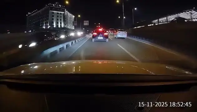 Bursa’da bir otomobil, sürücü batçıkta araçların durduğunu fark etmeyince en