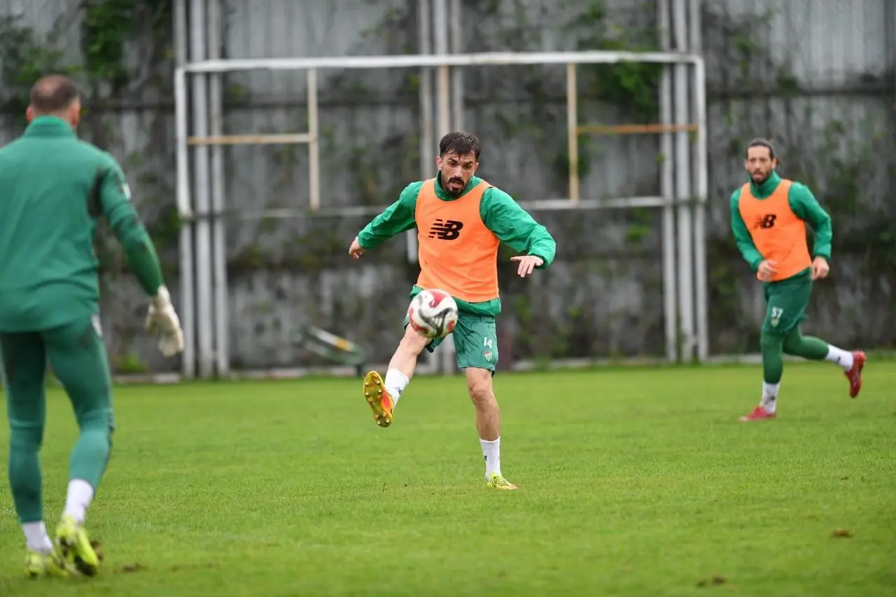 Bursaspor, TFF 2. Lig Kırmızı Grup’un 13. haftasında sahasında Fethiyespor