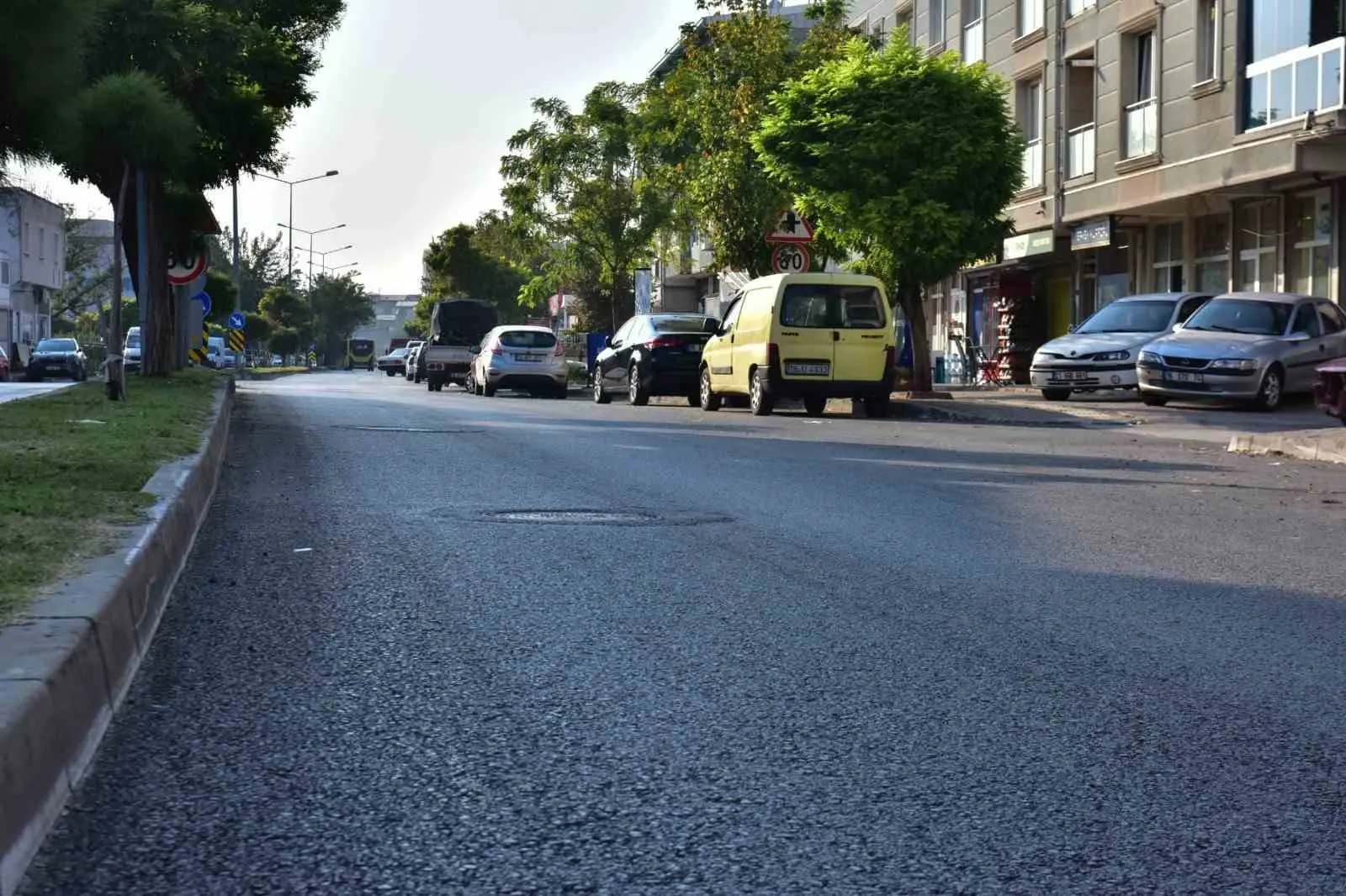 Bursa Büyükşehir Belediyesi’nin Gürsu da yürüttüğü asfalt yenileme ve yol