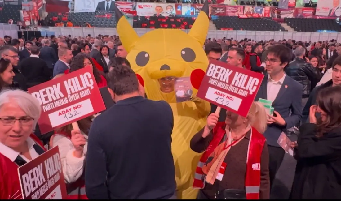 Cumhuriyet Halk Partisi (CHP) 39. Olağan Kurultayı’na bir kişi Pikachu