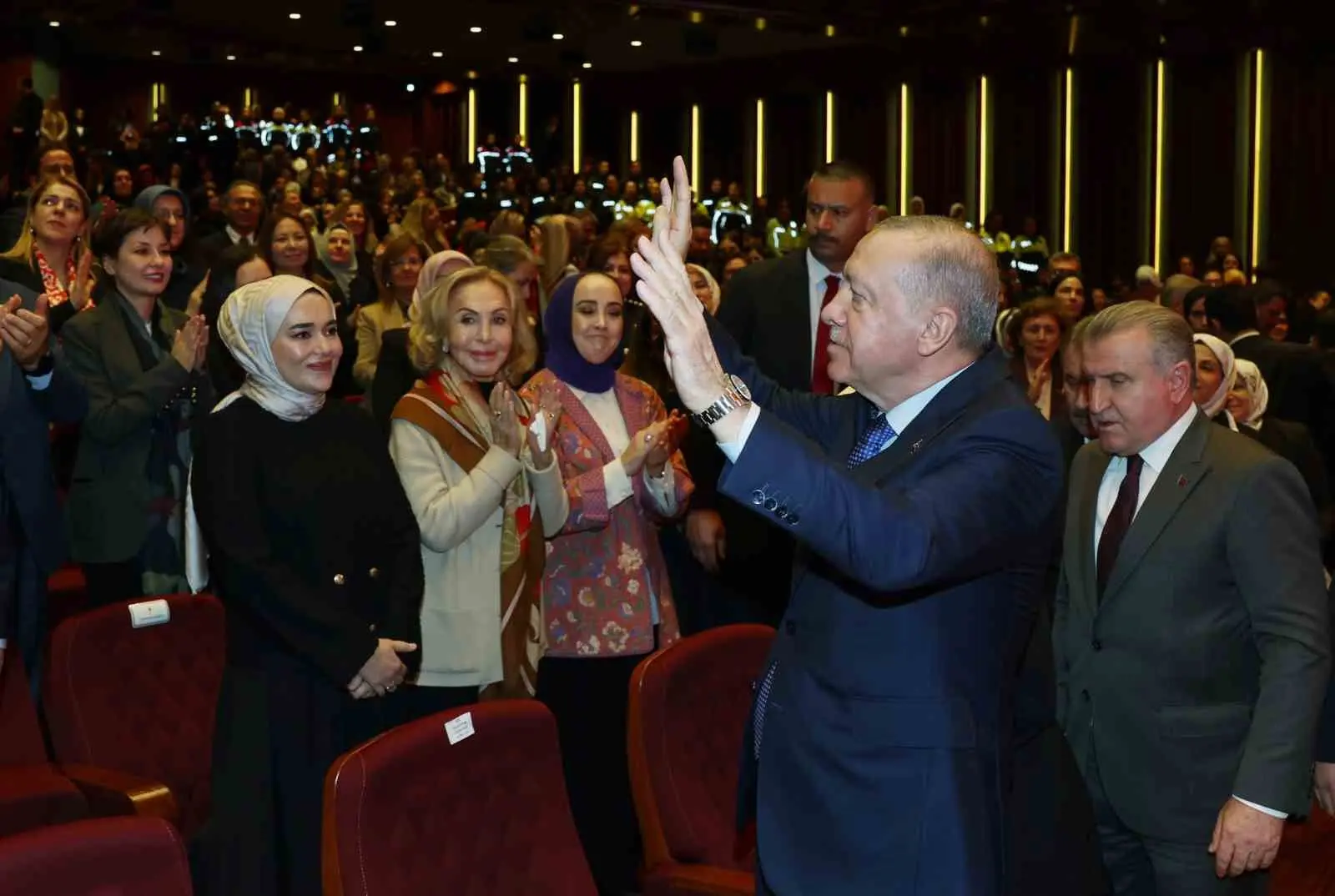 Cumhurbaşkanı Recep Tayyip Erdoğan, “Kadına el kaldıranın eli de, vicdanı