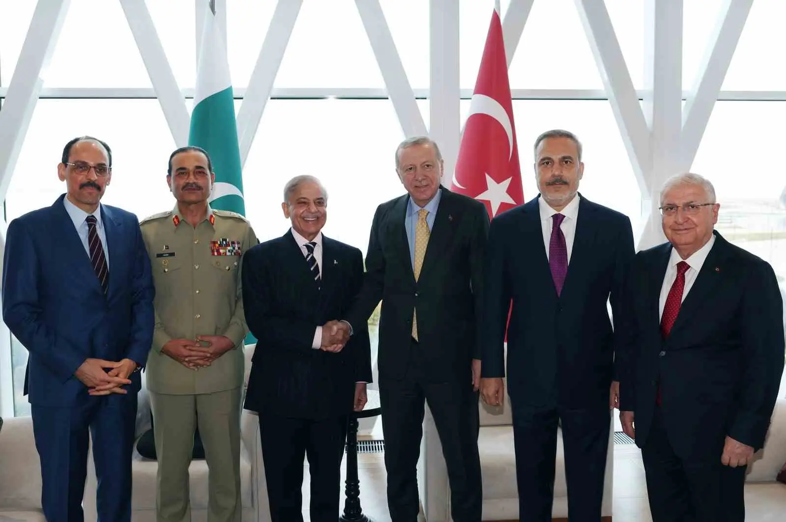 Cumhurbaşkanı Recep Tayyip Erdoğan, Bakü’de Pakistan Başbakanı Muhammed Şahbaz Şerif