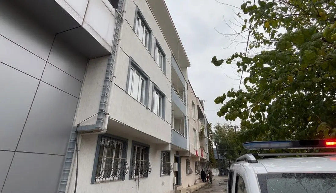 Bursa’da dengesini kaybederek 3. kattaki evin camından düşen şahıs ağır
