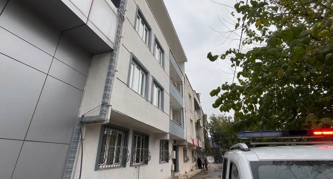 Bursa’da dengesini kaybederek 3. kattaki evin camından düşen şahıs ağır
