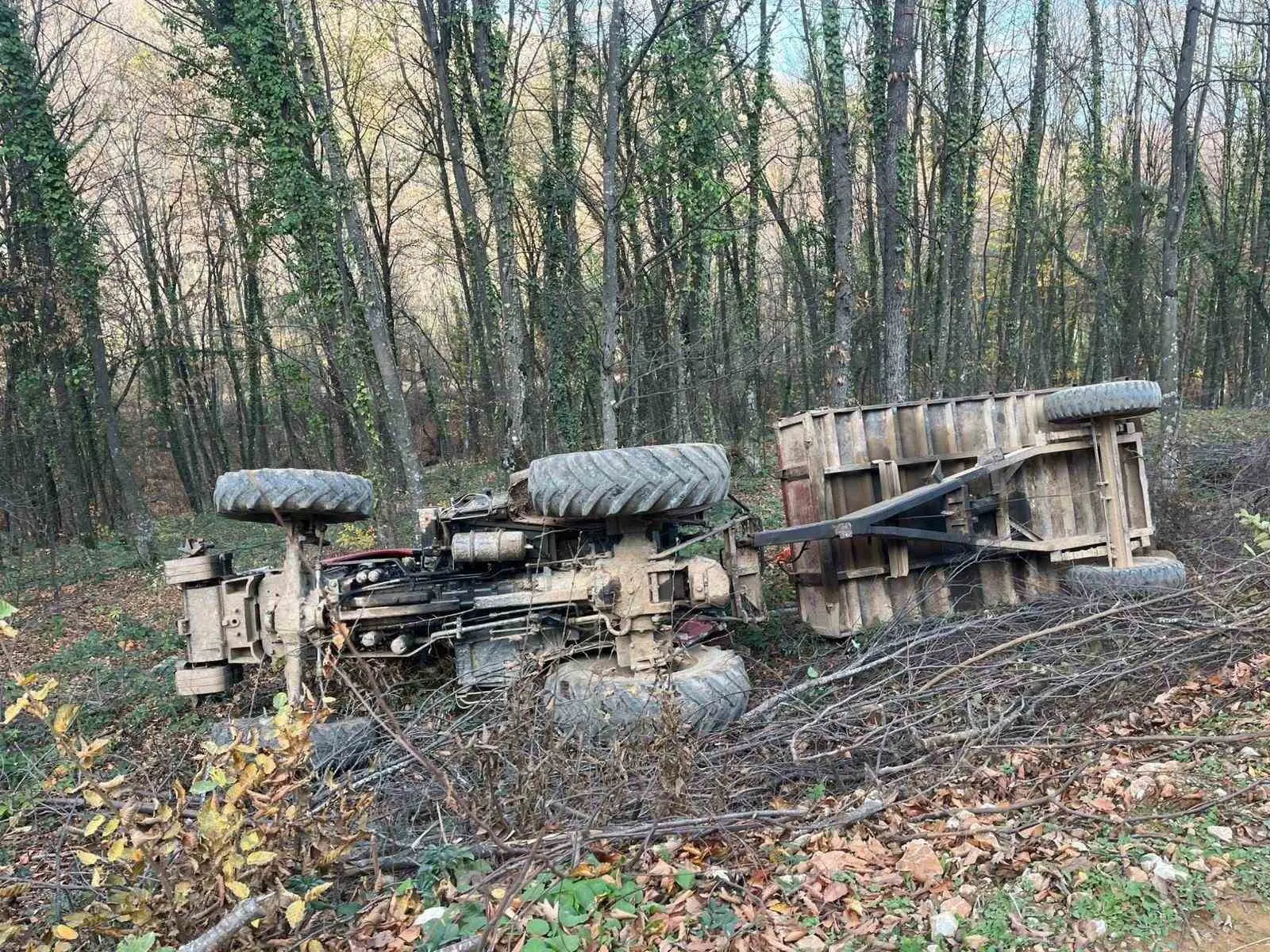 Bursa’nın İnegöl ilçesinde devrilen traktördeki 2 kişi yaralandı. Kaza, saat