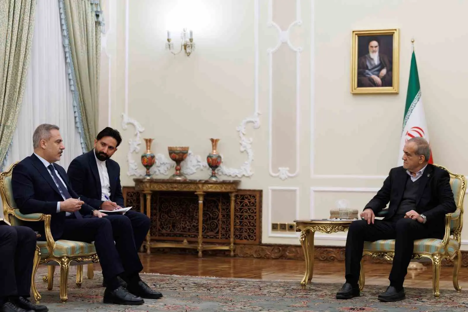 Dışişleri Bakanı Hakan Fidan, İran Cumhurbaşkanı Mesud Pezeşkiyan ile yaptığı