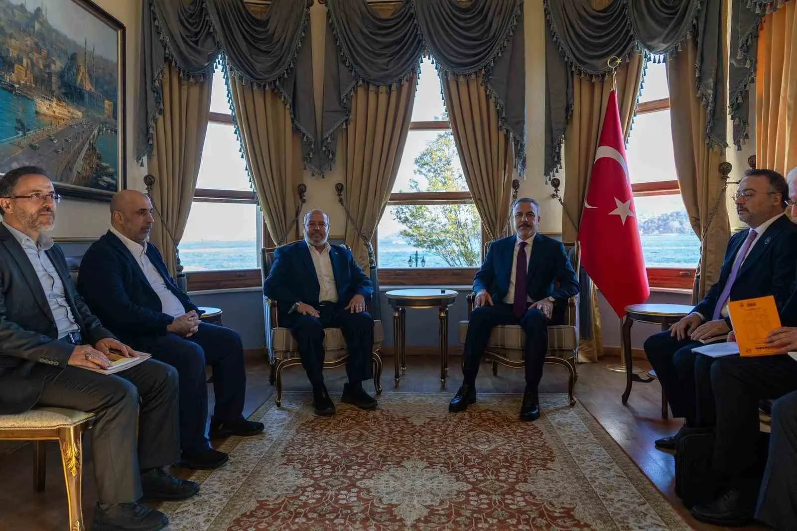 Dışişleri Bakanı Hakan Fidan, İstanbul’da Hamas Siyasi Büro üyeleriyle görüştü.