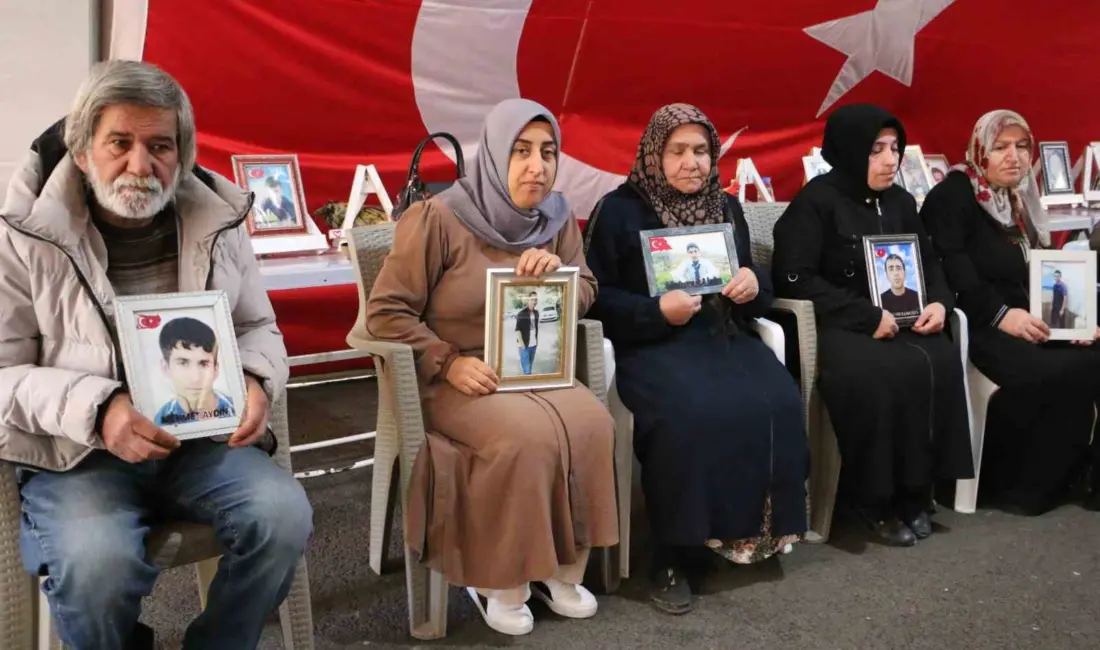 Diyarbakır’da eski HDP İl Başkanlığı binası önünde oturma eylemini sürdüren