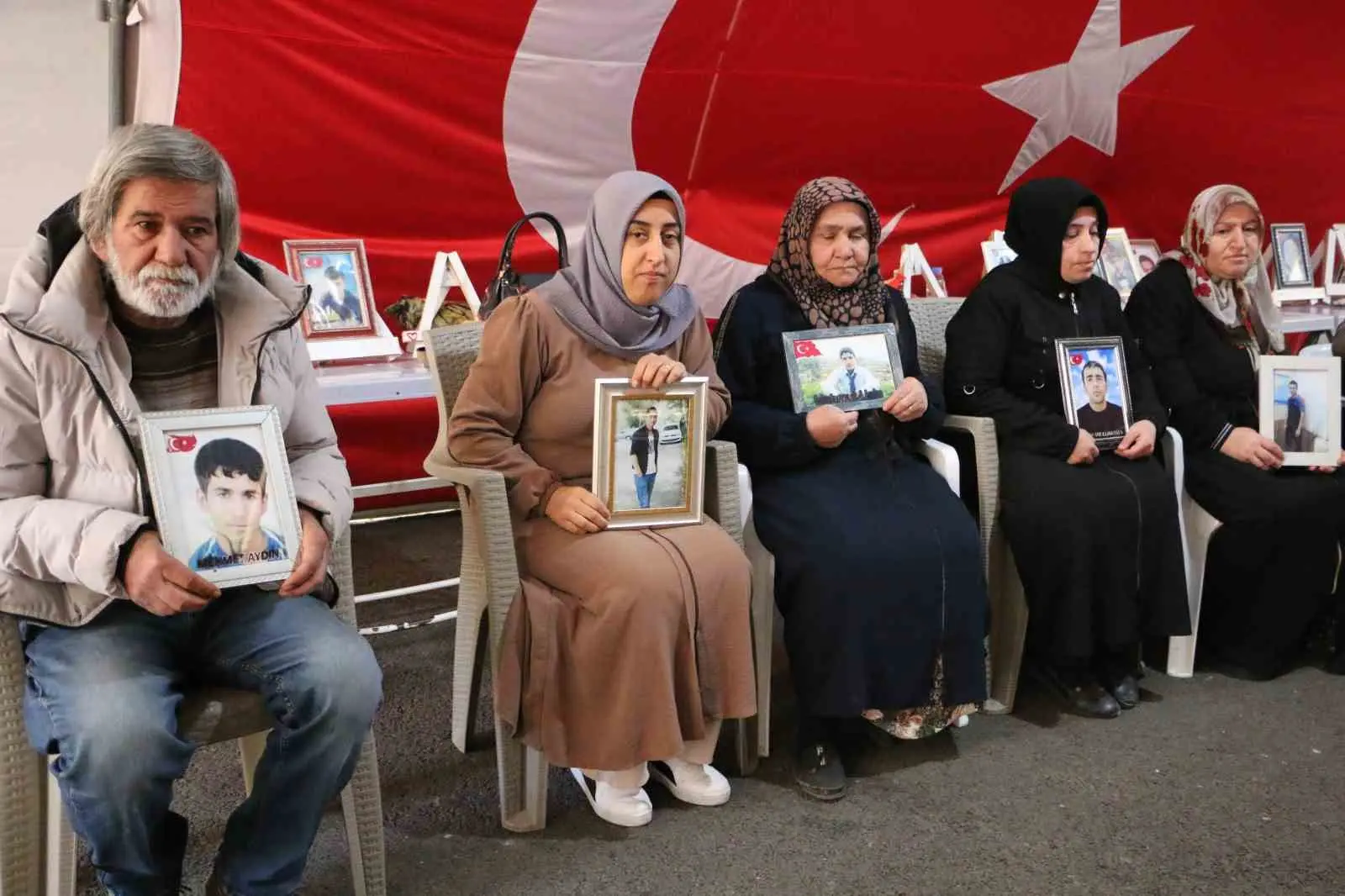 Diyarbakır’da eski HDP İl Başkanlığı binası önünde oturma eylemini sürdüren