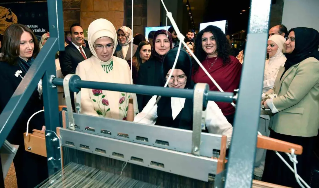 Cumhurbaşkanı Recep Tayyip Erdoğan’ın eşi Emine Erdoğan, sof kumaşın desenlerindeki