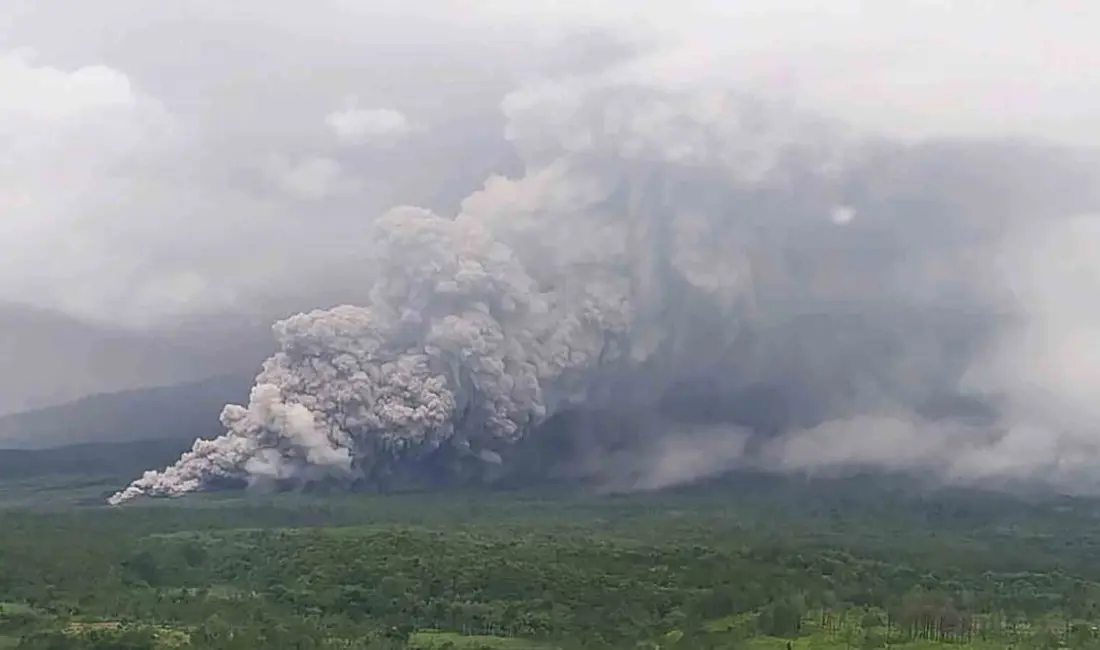 Endonezya’nın Doğu Java eyaletindeki Semeru Yanardağında meydana gelen patlama nedeniyle