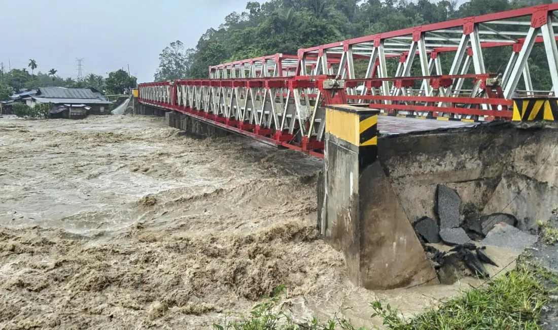 Endonezya’da şiddetli yağışların yol açtığı sel ve toprak kaymalarında hayatını