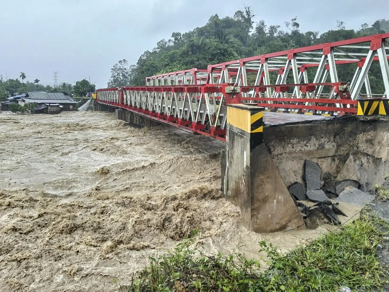 Endonezya’da şiddetli yağışların yol açtığı sel ve toprak kaymalarında hayatını
