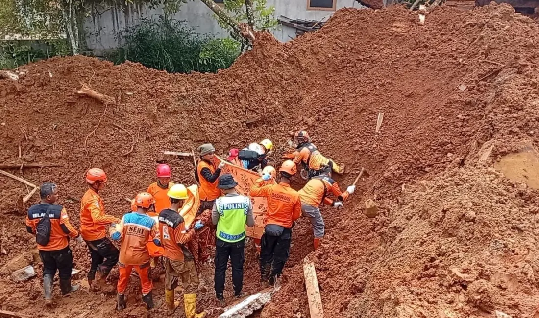 Endonezya’nın Orta Java eyaletindeki Cilacap kentinde etkili olan şiddetli yağışların