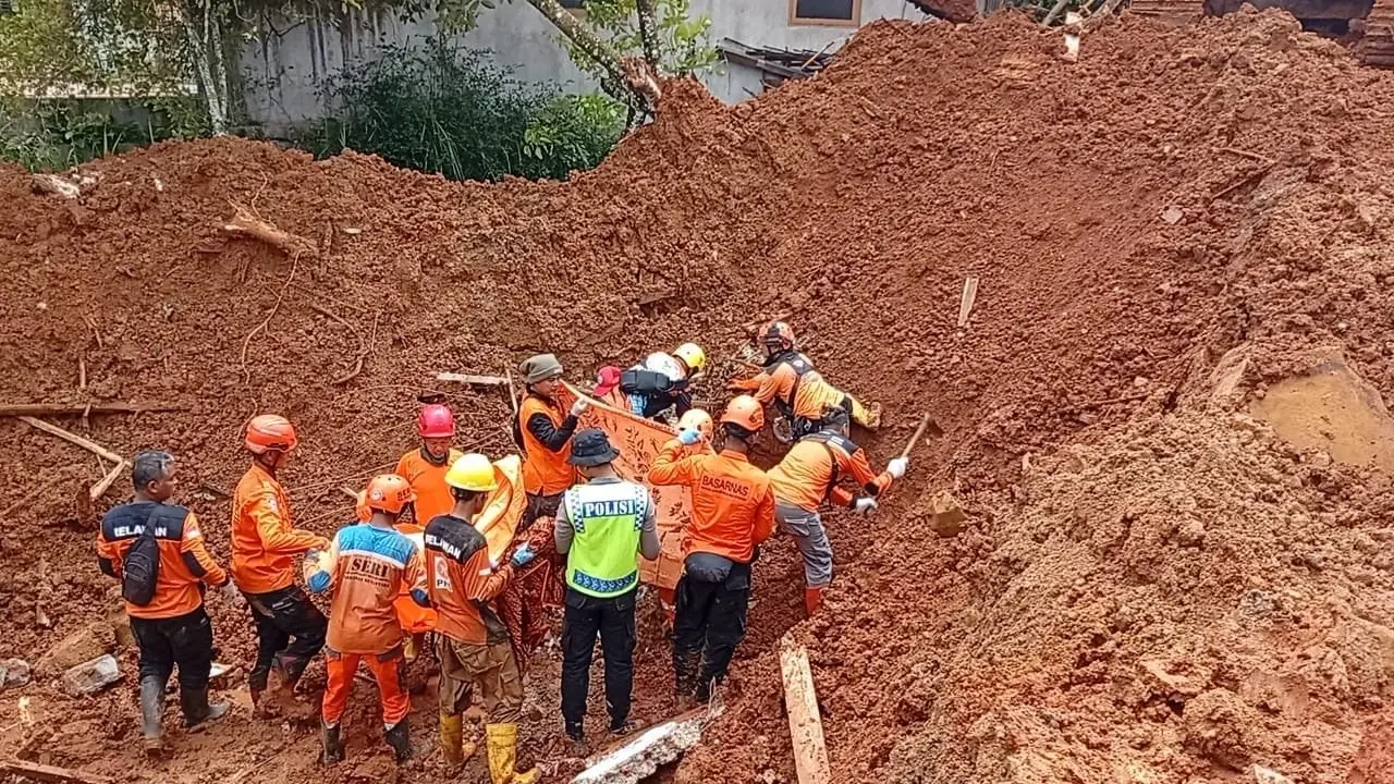 Endonezya’nın Orta Java eyaletindeki Cilacap kentinde etkili olan şiddetli yağışların