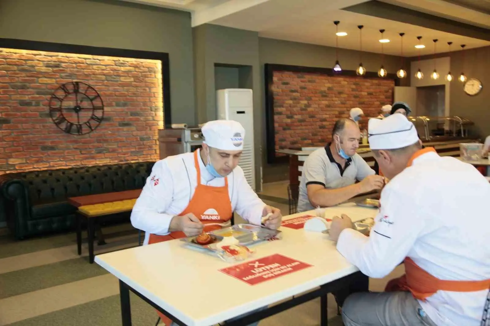 Son günlerde art arda yaşanan zehirlenme vakaları, toplu yemek hizmetinin