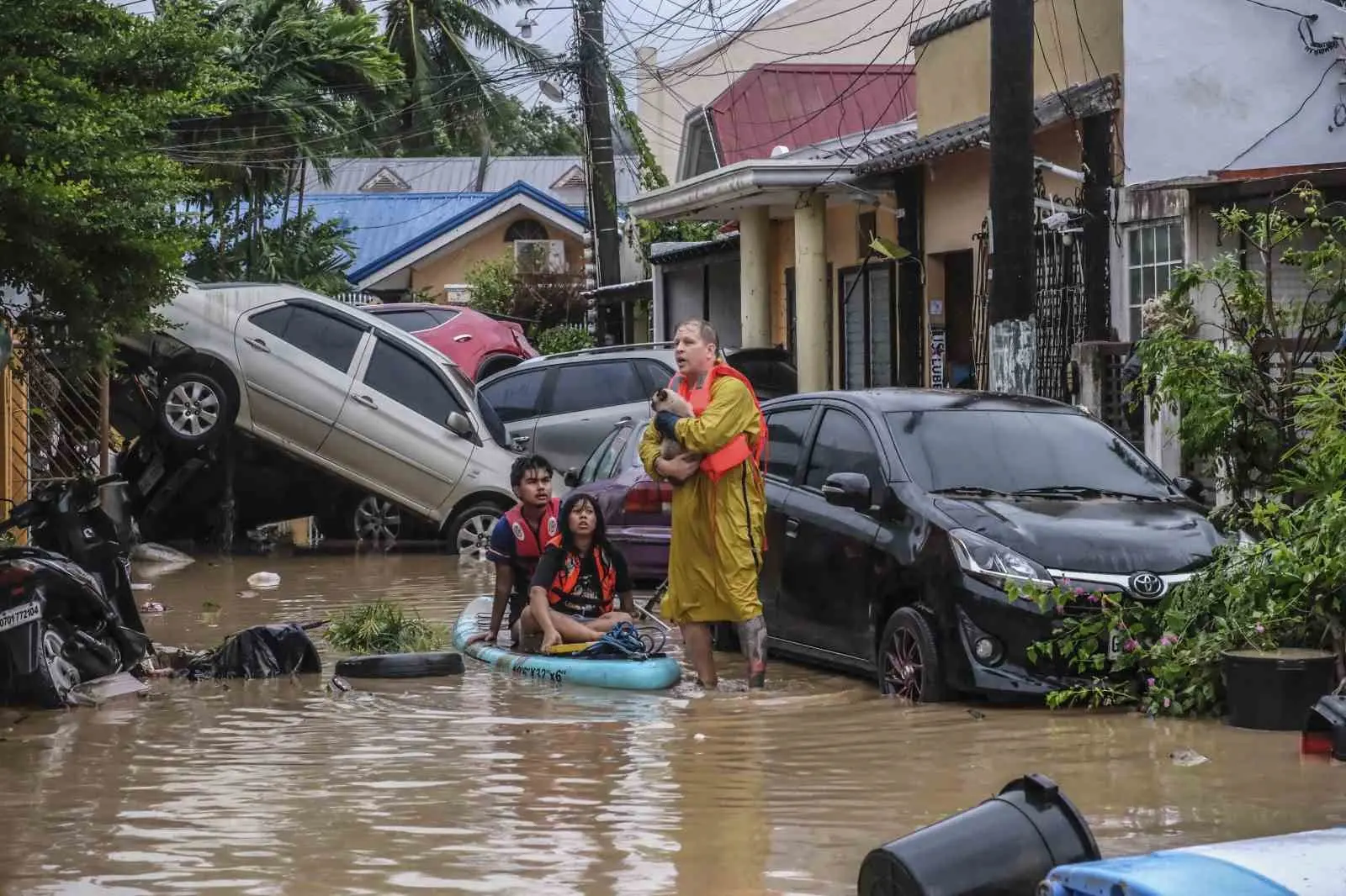 Filipinler’in orta kesimlerini vuran Kalmaegi Tayfunu’nda 2 kişi hayatını kaybetti.