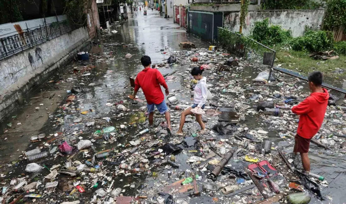 Filipinler’i vuran Süper Tayfun Fung-wong’un neden olduğu sel ve toprak