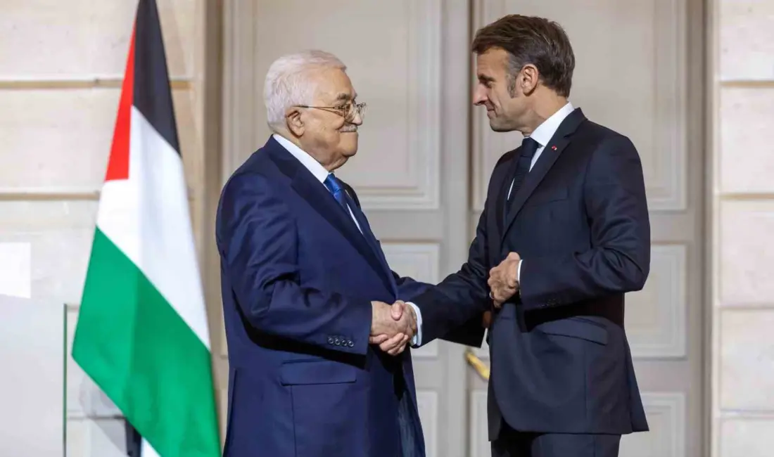 Fransa Cumhurbaşkanı Emmanuel Macron ile Filistin Devlet Başkanı Mahmud Abbas,