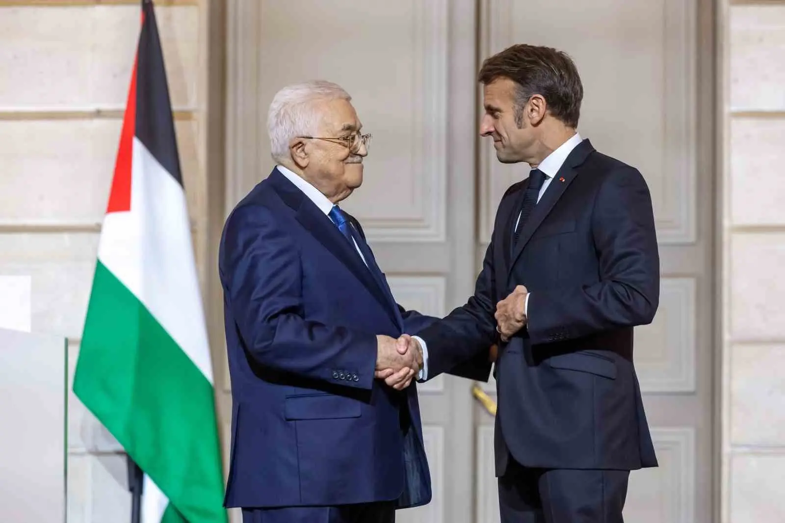 Fransa Cumhurbaşkanı Emmanuel Macron ile Filistin Devlet Başkanı Mahmud Abbas,