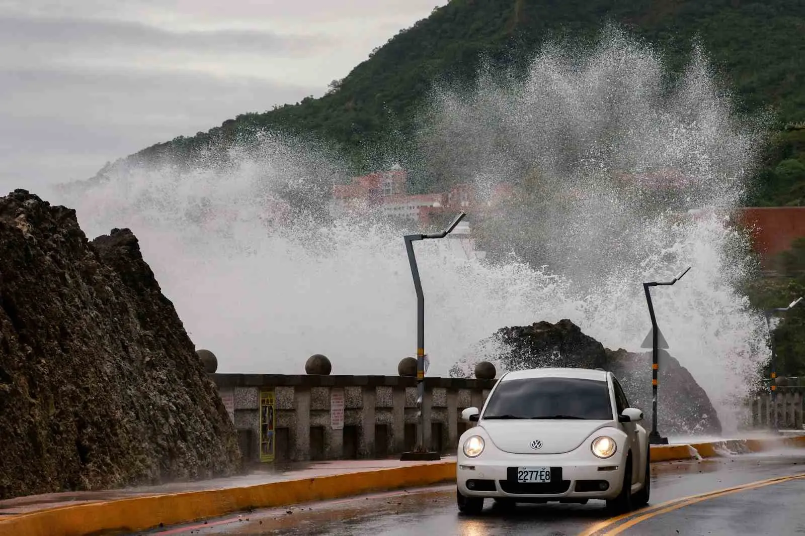 Tayvanlı yetkililer, Filipinler’de 18 kişinin ölümüne yol açan Fung-wong Süper